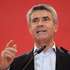 O secretário-geral do Partido Socialista (PS), José Luís Carneiro, intervém durante o Congresso Federativo do Porto, no Pavilhão do Centro Comunitário de Caxinas, Vila do Conde 4 de Julho de 2026. MANUEL FERNANDO ARAÚJO/ LUSA