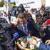 O presidente do Chega, André Ventura (E), acompanhado pelo deputado Pedro Frazão (C), recebe um cabaz alimentar das mãos do secretário-geral da Confederação de Agricultores de Portugal (CAP), durante uma concentração em frente à Assembleia da República, com o objetivo de entregar a exigência ao presidente da Assembleia da República e aos grupos parlamentares do PSD, Chega, PS, IL e CDS, através da qual se fundamenta a necessidade de atribuir medidas de compensação ao setor no valor de 140 milhões de euros para que este tenha condições de competitividade para produzir, em Lisboa, 12 de outubro de 2026. JOSÉ SENA GOULÃO/LUSA