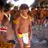 Jovens na casa dos homens na aldeia índia Ngohwere na Amazónia, Brasil, que desconhece que agosto foi o mês mais quente em 137 anos, Xingu, Brasil, 25 de agosto de 2016. A aldeia Ngohwere, do povo Kisêdje, fica no parque indígena do Xingu, Mato Grosso, Amazónia, que foi criado em 1961 e onde vivem 6.000 índios de 16 etnias (ACOMPANHA TEXTO DE 1 DE OUTUBRO DE 2016)  FERNANDO PEIXEIRO/LUSA