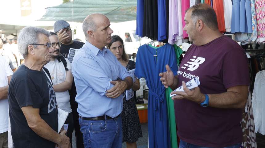 O secretário-geral do Partido Comunista Português (PCP), Paulo Raimundo (C-E), conversa com um feirante durante uma visita à Feira do Relógio, em Lisboa, 01 de outubro de 2023. ANTÓNIO PEDRO SANTOS/LUSA