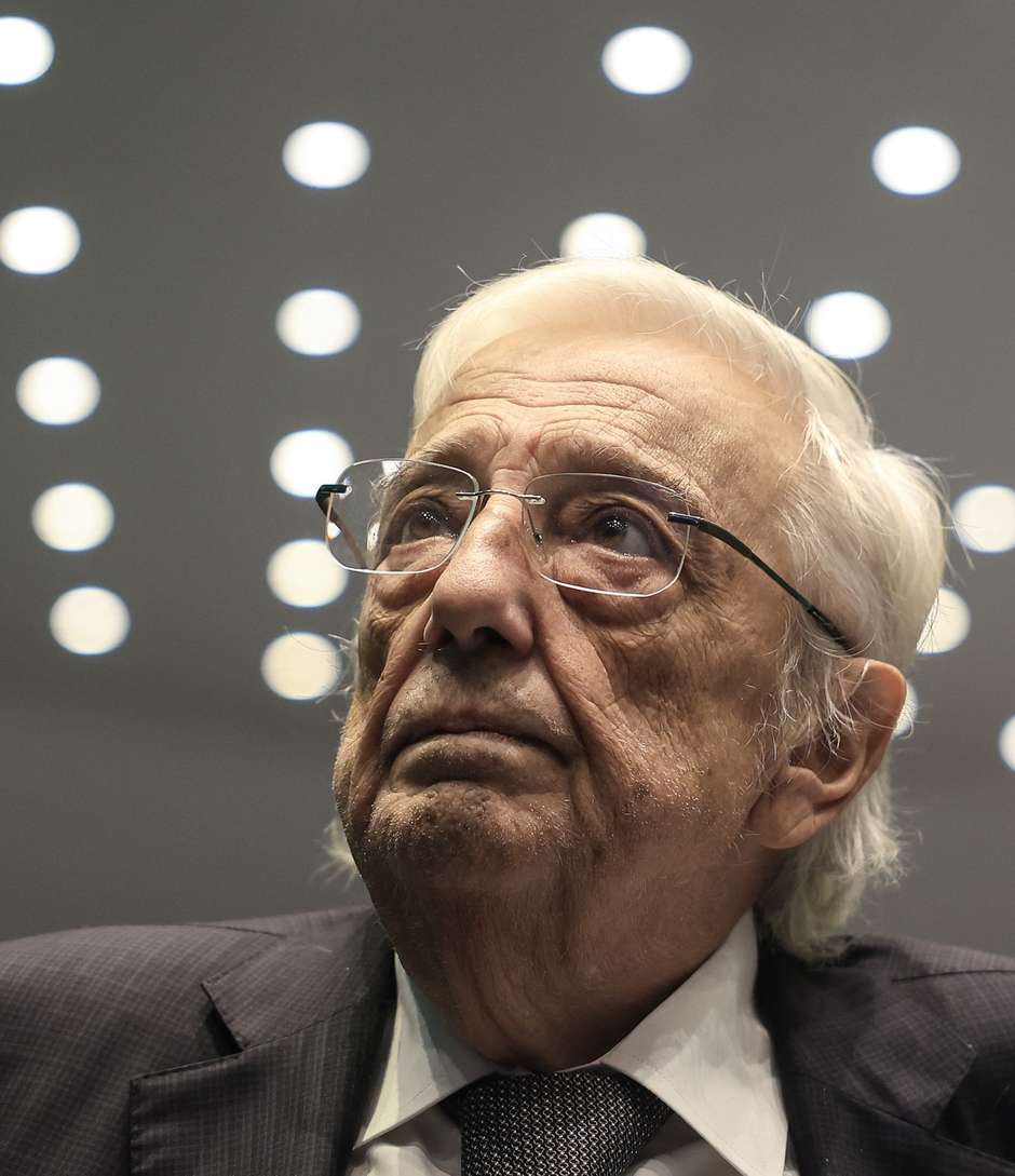 O presidente da Mota Engil, António Mota, durante a abertura da conferência “Fábrica 2030”, organizada pelo ECO, onde foi galardoado com o Prémio Carreira,  no Porto, 03 de dezembro de 2024. JOSÉ COELHO/LUSA