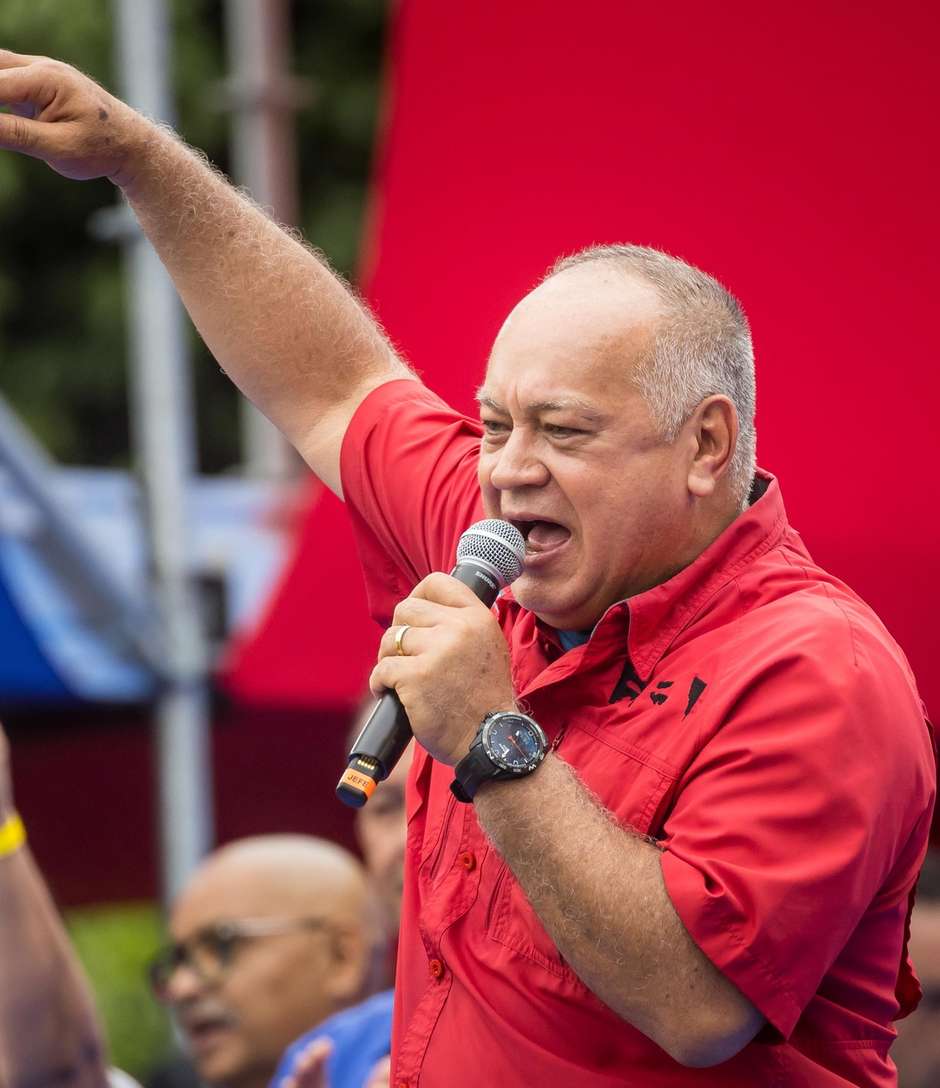 epa12148451 Venezuela's Minister of the Interior and Justice, Diosdado Cabello (C), delivers a speech at a demonstration in Caracas, Venezuela, 31 May 2025. Chavismo held a march in Caracas to celebrate its victory in last Sunday's regional and legislative elections, in which the electoral body awarded it 23 of 24 governorships and 253 of a total of 285 seats.  EPA/MIGUEL GUTIERREZ
