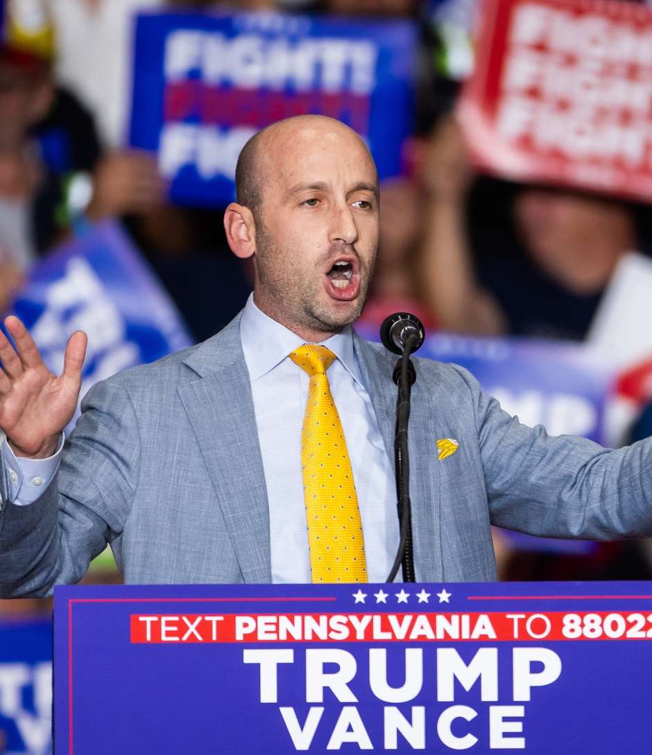 epa11574360 Stephen Miller, former senior advisor to US President and current Republican presidential nominee Donald Trump, speaks at a Trump campaign rally in Johnstown, Pennsylvania, USA, 30 August 2024. Trump spoke about energy development in the battleground state, as well as vice president and Democratic presidential nominee Kamala Harris's stance on fracking.  EPA/JIM LO SCALZO