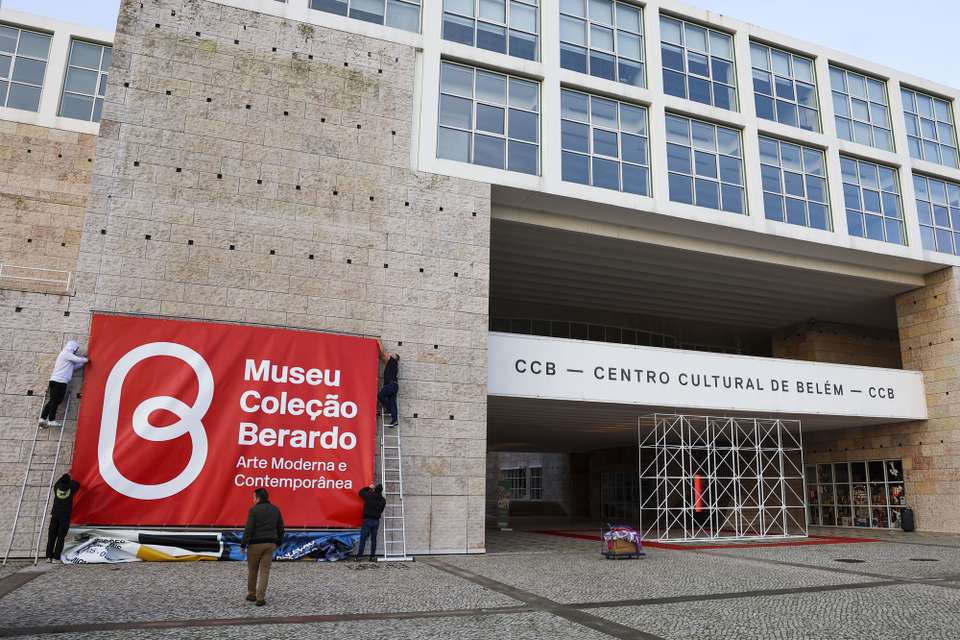 Funcionários retiram cartazes do Museu Coleção Berardo da fachada do Centro Cultural de Belém, em Lisboa, 02 de janeiro de 2023. A gestão do museu regressa à gestão do Centro Cultural de Belém, após 15 anos de gestão de Joe Berardo. JOSÉ SENA GOULÃO/LUSA