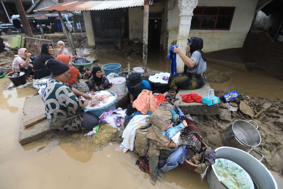 epa12554505 Residents clean up their house from the mud at a flood-affected village in the Meureudu area, Pidie Jaya, Aceh, Indonesia, 28 November 2025. Floods and landslides triggered by Tropical Cyclone Senyar have killed at least 72 people across Aceh, North Sumatra, and West Sumatra provinces, according to Indonesia’s National Disaster Management Agency.  EPA/HOTLI SIMANJUNTAK