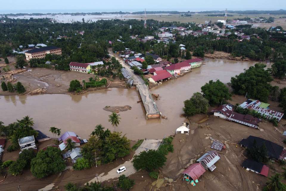 epa12554466 An aerial picture taken with a drone shows a bridge broken due to flooding at a flood-affected village in the Meureudu area, Pidie Jaya, Aceh, Indonesia, 28 November 2025. Floods and landslides triggered by Tropical Cyclone Senyar have killed at least 72 people across Aceh, North Sumatra, and West Sumatra provinces, according to Indonesia’s National Disaster Management Agency.  EPA/HOTLI SIMANJUNTAK