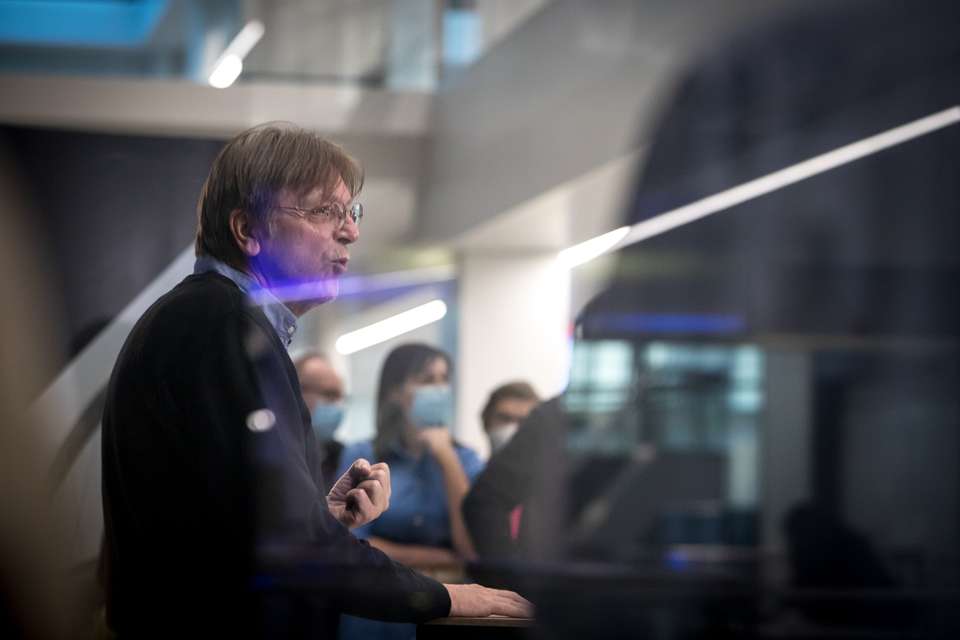 Conferência sobre o Futuro da Europa (COFOE) em Maastricht: Guy Verhofstadt, membro do Parlamento Europeu, antigo primeiro-ministro da Bélgica e co-Presidente da COFOE, faz uma conferência de imprenssa e responde a perguntas dos jornalistas sobre a Conferência Sobre o Futuro da Europa. 12 de Fevereiro de 2022 Países Baixos, Maastricht TOMÁS SILVA/OBSERVADOR