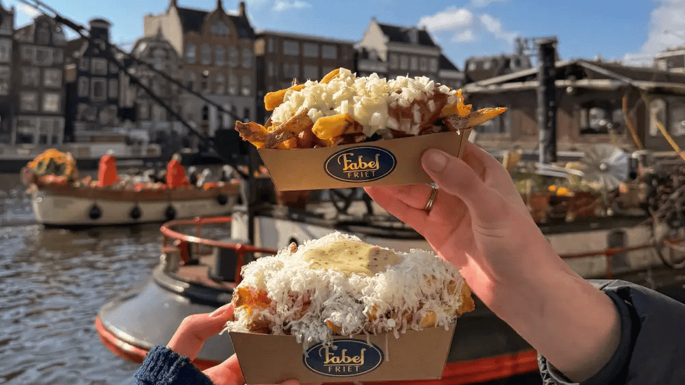 Batatas fritas cobertas com queijo parmesão e maionese trufada são o principal produto da Fabel Friet