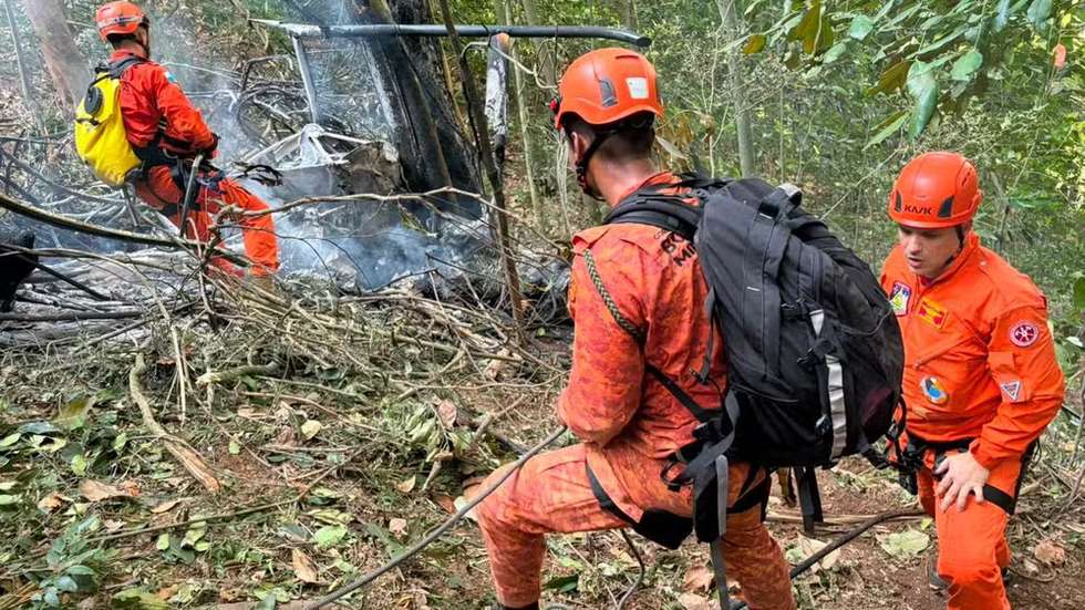 Bombeiros do Rio de Janeiro no local do acidente