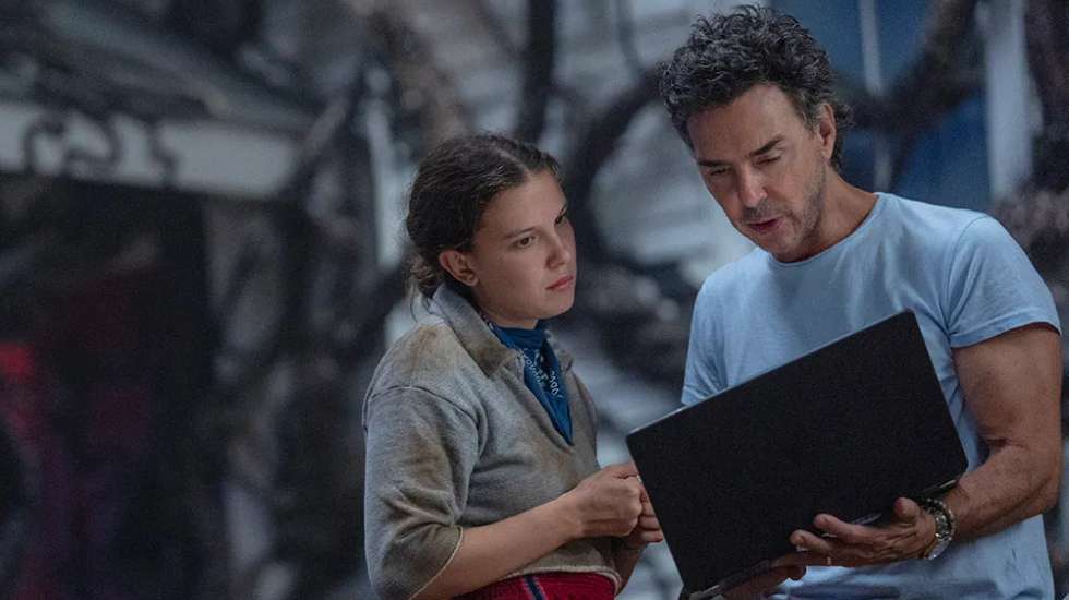 Shawn Levy (à direita) com Millie Bobby Brown (à esquerda), na rodagem da última temporada de "Stranger Things"