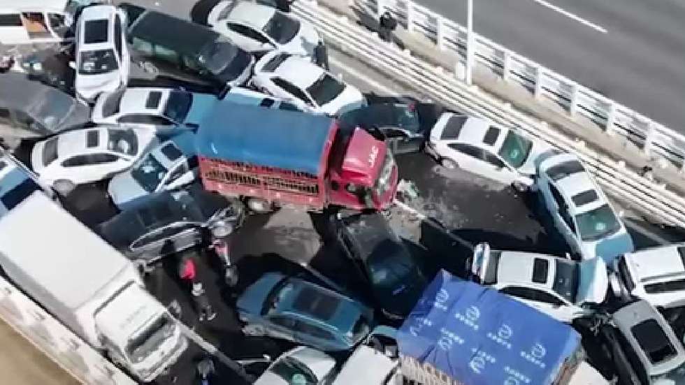 No local estiveram 11 veículos de socorro e 66 bombeiros para ajudar as vítimas que ficaram presas dentro dos seus próprios carros