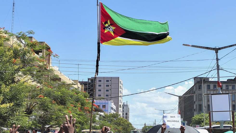 O hino de Moçambique voltou hoje a ser entoado por centenas de populares em diferentes ruas do centro de Maputo, em resposta ao apelo do ex-candidato presidencial Venâncio Mondlane, terminando ao fim de 15 minutos, sem incidentes, Maputo, Moçambique, 24 de janeiro de 2025. Entre a avenida Guerra Popular e a baixa da cidade, vários grupos juntaram-se, à hora prevista - 13:00 locais (menos duas horas em Lisboa)- e, de mãos dadas, com bandeiras, vuvuzelas e apitos, cantaram o hino, pacificamente, perante um trânsito bloqueado, durante 15 minutos, uma forma de contestação que marcou os protestos pós-eleitorais sobretudo em dezembro. LUÍSA NHANTUMBO/LUSA