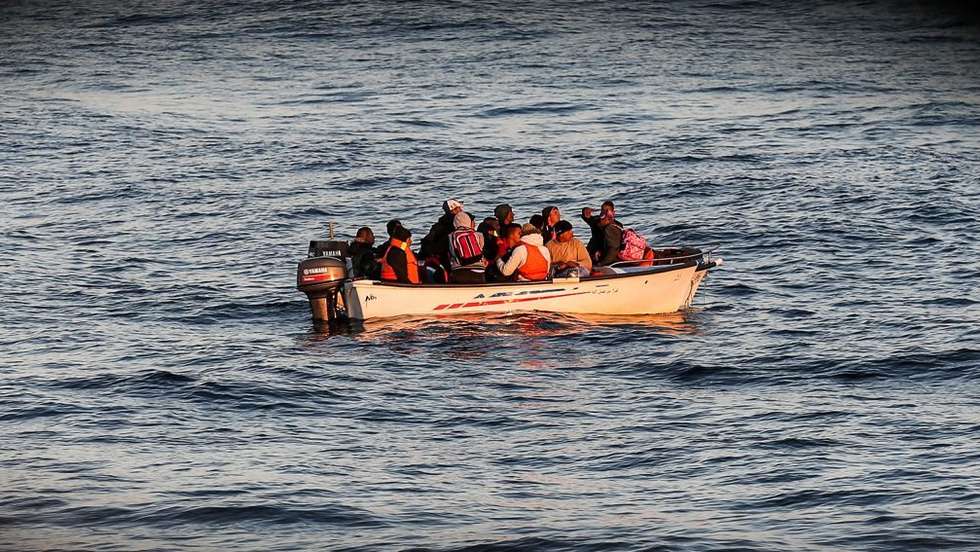 Não foi especificado se a embarcação sofreu uma avaria ou se foi simplesmente avistada pela patrulha da guarda costeira mauritana