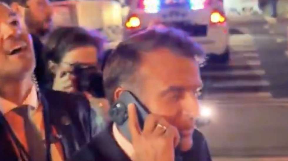 Com um sorriso "envergonhado", como descreve esta terça-feira a imprensa francesa, Macron decide tomar conta do assunto: pega no telemóvel e liga para o próprio Trump