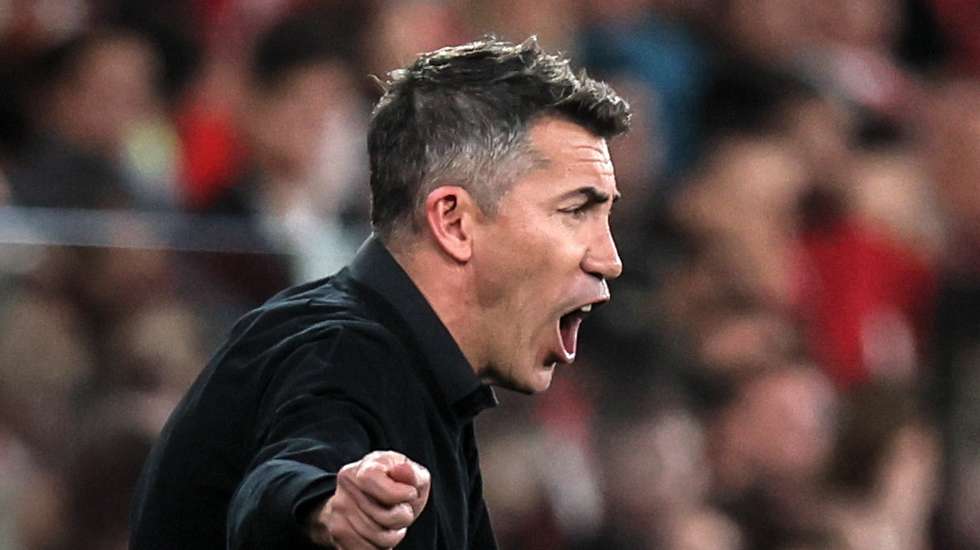 epa12050139 Benfica head coach Bruno Lage gestures during the Portuguese Cup soccer match between SL Benfica and FC Tirsense, Lisbon, Portugal, 23 April 2025.  EPA/MANUEL DE ALMEIDA