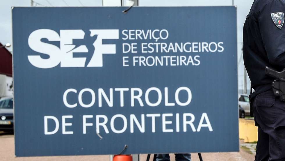 Um agente do Serviço de Estrangeiros e Fronteiras (SEF) verifica a identificação de um automobilista durante uma operação de controlo na entrada em Portugal pela fronteira do Caia (Elvas), 1 de fevereiro de 2021. As fronteiras foram repostas desde as 00:00 de domingo, dia 31 de janeiro, no âmbito das medidas para conter a propagação da covid-19 no território português. NUNO VEIGA/LUSA