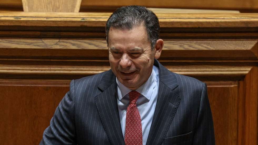 O primeiro-ministro, Luís Montenegro, à chegada para participar no debate final do Orçamento do Estado para 2026 (OE2026), na Assembleia da República, em Lisboa, 27 de novembro de 2025. TIAGO PETINGA/LUSA