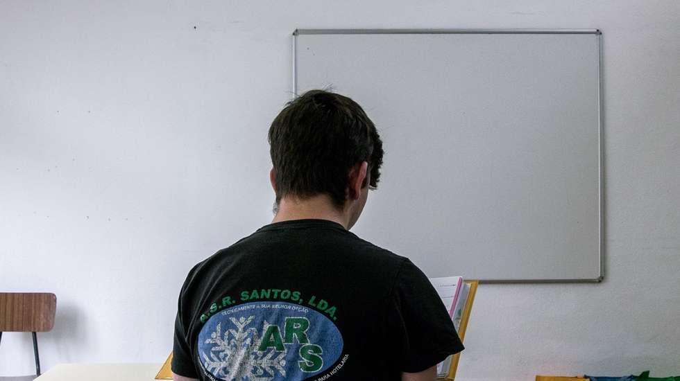 O abandono escolar ainda faz parte da vida de muitas crianças açorianas, entre quem foge para jogar futebol ou troca os livros pelo trabalho, copiam-se percursos de insucesso e faltas consecutivas até o absentismo se tornar preocupante, em Ponta Delgada, 16 de maio de 2024. Muitos dos aluno aceitam um projeto alternativo e passam a frequentar a Perkursos, um projeto educativo que recebe anualmente cerca de 90 alunos entre os 14 e os 25 anos. A Perkursos é uma escola diferente. Há um estúdio de som, onde os alunos podem gravar músicas ou pod-casts, uma gigantesca sala para aulas de expressão dramática. Há um espaço ao ar livre, onde até podem fumar. Mas os alunos apontam como principal a relação com os professores. (ACOMPANHA TEXTO DA LUSA DO 22 DE JUNHO DE 2024). EDUARDO COSTA/LUSA