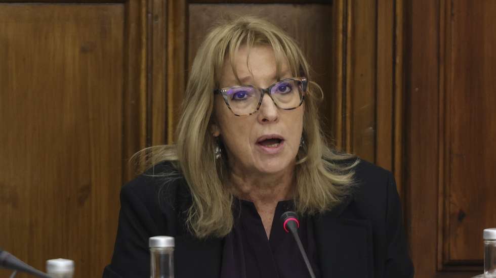 A ministra do Trabalho, Solidariedade e Segurança Social, Maria do Rosário Palma Ramalho (D), ladeada pela secretária de Estado da Segurança Social, Susana Filipa Lima (E), intervém perante a Comissão de Trabalho, Segurança Social e Inclusão, Assembleia da República, em Lisboa, 22 de abril de 2026. MIGUEL A. LOPES/LUSA
