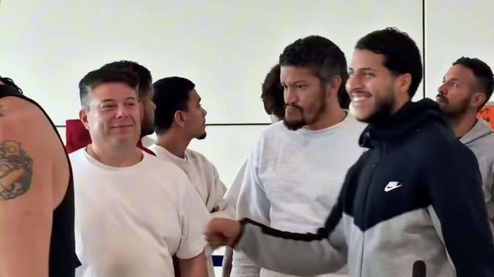 "Como é possível que os tragam de lá, de onde vêm em busca de uma vida melhor, e depois os detenham?", questionam os familiares