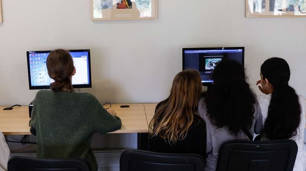 Estudantes de várias nacionalidades participam numa aula de Francês na Escola Francisco Arruda, Alcântara, em Lisboa, 16 de maio de 2024. A multiplicação de nacionalidades tem sido um grande desafio nas escolas e tornou as bibliotecas escolares num polo de acolhimento e de integração de alunos imigrantes, afirmou a Coordenadora da Rede Nacional de Bibliotecas Escolares, Manuela Pargana da Silva. (ACOMPANHA TEXTO DA LUSA DO DIA 21 DE MAIO DE 2024). ANTÓNIO PEDRO SANTOS/LUSA