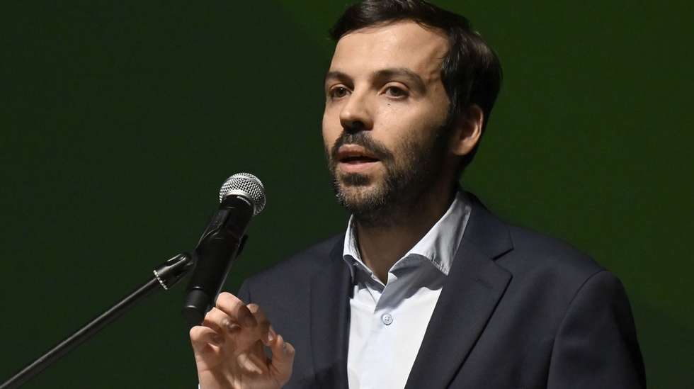 O candidato Livre à Presidência da República, Jorge Pinto, intervém durante a apresentação da sua candidatura, no cine-teatro, em Amarante, 01 de novembro de 2025. FERNANDO VELUDO/LUSA