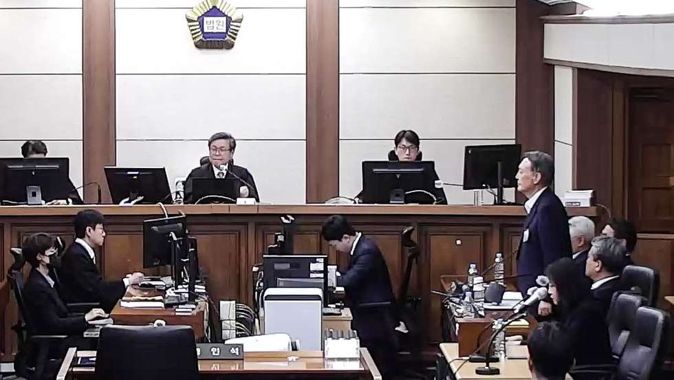 epa12921023 A handout photo made available by the court, shows former South Korean President Yoon Suk Yeol  (C) attending a hearing to receive the verdict on his appeal at the High Court in Seoul, South Korea, 29 April 2026. The appeals court increased the sentence of Yoon from five to seven years in prison, on obstruction of justice and other charges stemming from his failed martial law bid. A lower court sentenced him to five years in prison on 16 January 2026.  EPA/YONHAP HANDOUT SOUTH KOREA OUTSOUTH KOREA OUTHANDOUT EDITORIAL USE ONLY/NO SALES