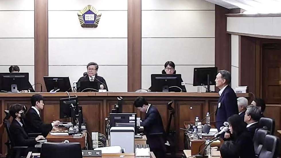 epa12921023 A handout photo made available by the court, shows former South Korean President Yoon Suk Yeol  (C) attending a hearing to receive the verdict on his appeal at the High Court in Seoul, South Korea, 29 April 2026. The appeals court increased the sentence of Yoon from five to seven years in prison, on obstruction of justice and other charges stemming from his failed martial law bid. A lower court sentenced him to five years in prison on 16 January 2026.  EPA/YONHAP HANDOUT SOUTH KOREA OUTSOUTH KOREA OUTHANDOUT EDITORIAL USE ONLY/NO SALES