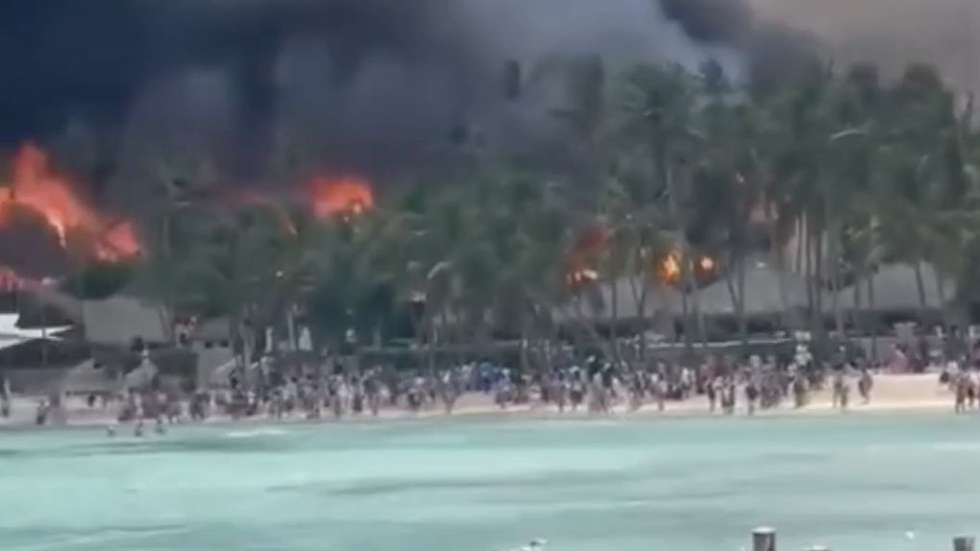 Imagens partilhadas nas redes sociais mostram a grande dimensão do fogo e dezenas de pessoas refugiadas junto ao mar