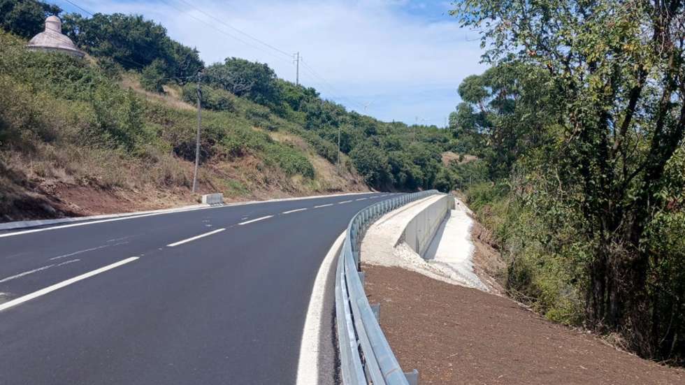 A EN 8-2, por onde passavam 12 mil veículos por dia, está cortada ao trânsito nos dois sentidos, numa extensão de dois quilómetros
