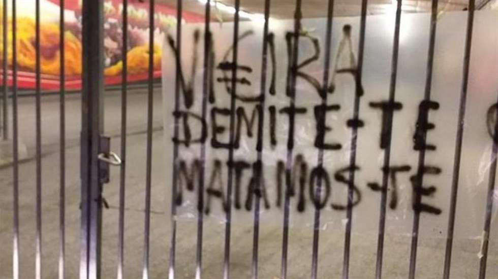 Imagens das tarjas com ameaças a Vieira foram partilhadas através das redes sociais, "Movimento Rua Vieira" demarcou-se dessas frases na sua página do Facebook