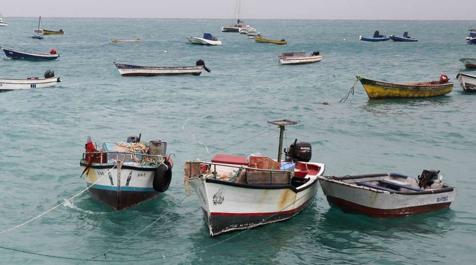 A pandemia levou o turismo do Sal e nos últimos meses vários negócios simplesmente pararam, deixando milhares sem trabalho e que, aos poucos, têm feito a ilha cabo-verdiana voltar às suas raízes: a pesca, Sal, Cabo Verde, 11 de janeiro de 2021. É bem cedo que dezenas de embarcações de pesca artesanal se fazem ao mar, todos os dias, junto ao pontão de Santa Maria, local outrora percorrido por centenas de turistas, todos os dias. Agora, além dos pescadores, estes barcos levam também carpinteiros, pedreiros ou até taxistas, que procuram no mar algum sustento. (ACOMPANHA TEXTO DE 18 DE JANEIRO DE 2021). FERNANDO DE PINA/LUSA