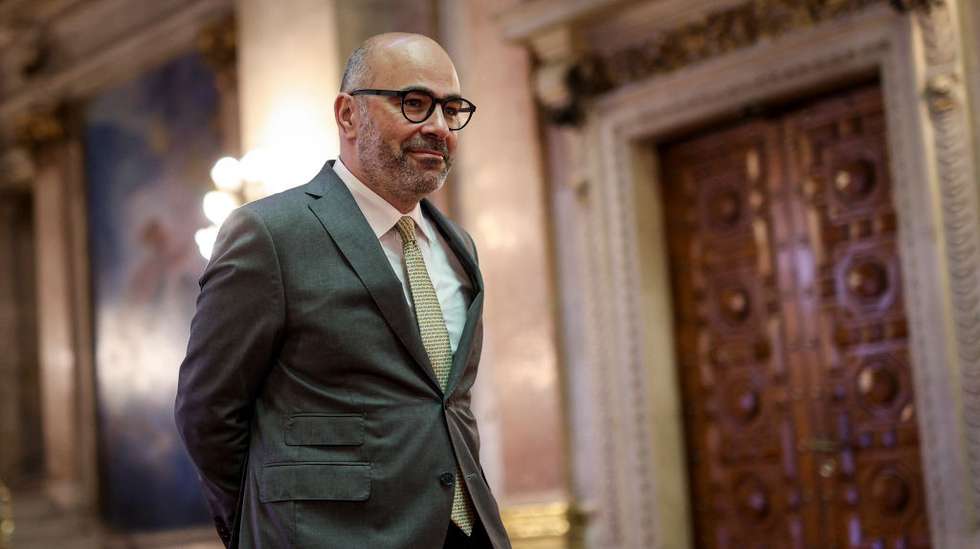 O ministro português das Infra-estruturas e da Habitação, Miguel Pinto Luz, na Assembleia da República, em Lisboa, 11 de abril de 2024. FILIPE AMORIM / AFP