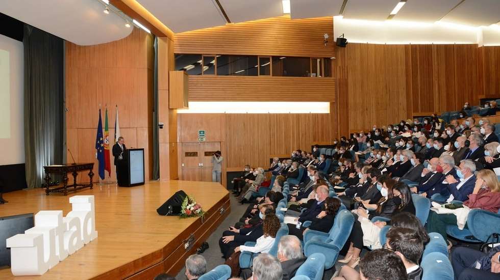 O desenvolvimento do plano de estudos contou com a colaboração do consultor internacional Robert Armstrong e envolveu docentes da UTAD e médicos da ULSTMAD