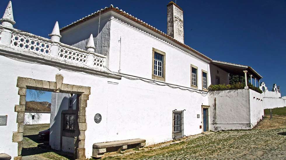 O edifício terá de ser demolido no âmbito da linha de alta velocidade, nomeadamente, da ligação do Porto a Vigo