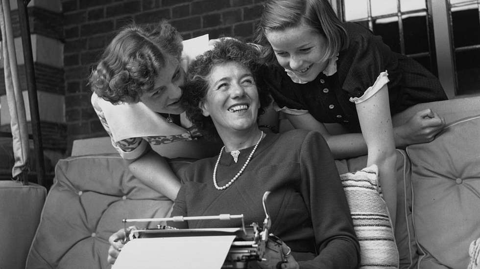 Enid Blyton escreveu mais de 700 obras, ficando famosa pela criação d'Os Cinco e do personagem infantil Noddy