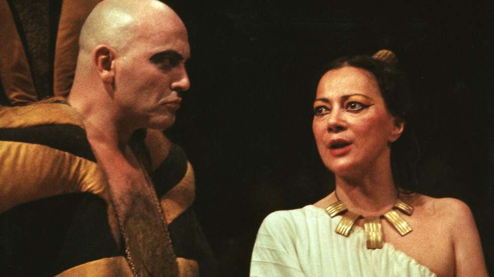 A atriz, em 1988, durante a peça "Antígona", texto de Sófocles/Brecht, levado à cena pela Seiva Trupe, com encenação de Júlio Cardoso