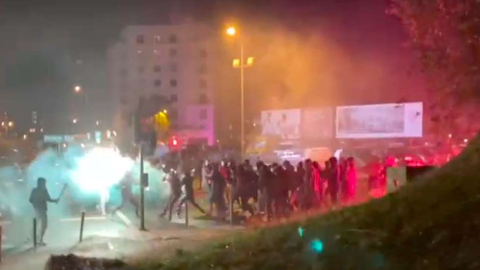 Polícia foi obrigada a disparar 17 tiros para o ar para dispersar adeptos radicais dos dois clubes