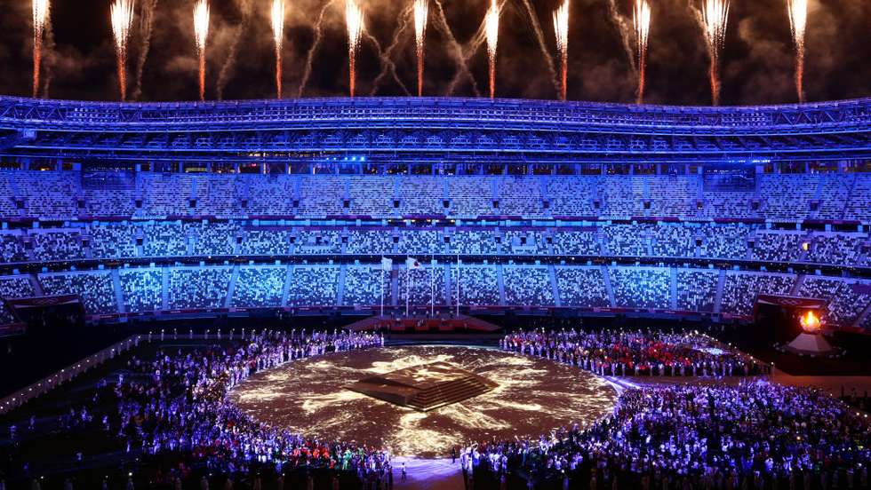 Um fogo de artifício mais curto do que o normal, "Arigato" nos ecrãs, um décimo dos atletas ainda no recinto: assim acabou a cerimónia de encerramento dos Jogos