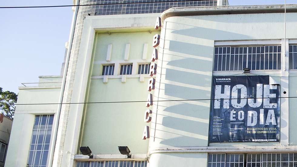 Produzido pela NO é Artes Performtivas, juntamente com o Teatro das Figuras e a Câmara Municipal de Faro, a primeira representação de "Ei toire linde!" tem início às 21h00 no dia 15 de novembro
