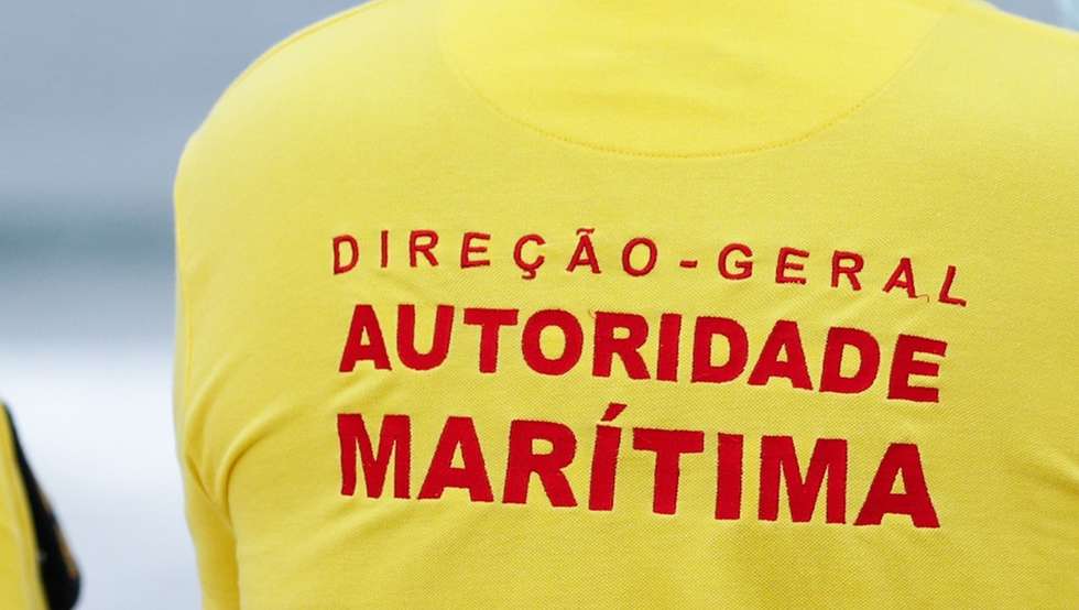 Elemtos da Autoridade Marítima, assistem à formação nas áreas do resgate e salvamento aquático e Suporte Básico de Vida, numa praia da Costa da Caparica, Almada, 23 de setembro de 2020. ANTÓNIO COTRIM/LUSA