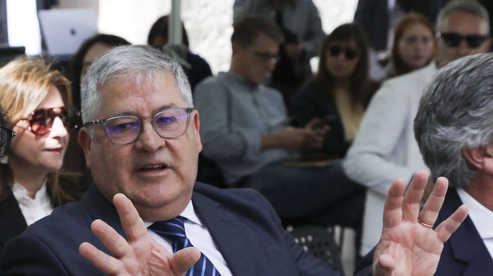 O ministro da Economia e Coesão Territorial, Castro Almeida (C), acompanhado por Jorge Vala (D), presidente da Câmara Municipal de Porto de Mós, participa na sessão de apresentação da nova campanha para promover turismo interno do Turismo de Portugal, Porto de Mós, 19 de maio de 2026. PAULO CUNHA/LUSA