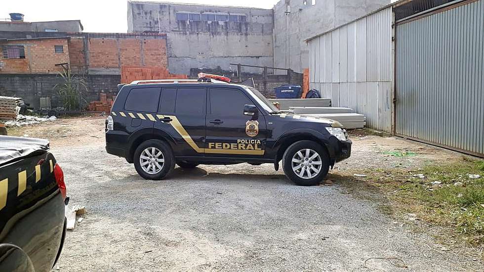 epa07747729 A handout photo made available by the Sao Paulo State Military Police shows the cloned Federal Police cars that were used for stealing gold in the Guarulhos International Airport, in Sao Paulo, Brazil, Issued 29 July 2019. Brazilian Civil Police arrested on 29 July a third suspect of robbing almost 720 kilos of gold in a terminal of the country's largest airport. The detainee is an alleged worker of the parking lot where the Police found the two cargo vans used by the thieves to escape.  EPA/Policia Militar Sao Paulo HANDOUT  BEST QUALITY AVAILABLE HANDOUT EDITORIAL USE ONLY/NO SALES