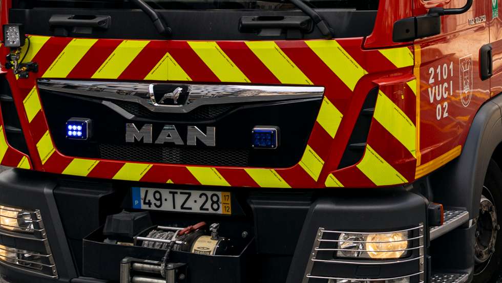 No local estiveram 13 operacionais, apoiados por cinco veículos dos bombeiros de Alcobaça, uma viatura médica de emergência e reanimação do hospital de Leiria e a GNR