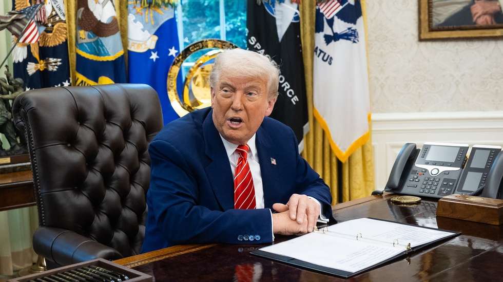 epa12145992 US President Donald Trump (R) and Elon Musk attend a press conference in the Oval Office at the White House in Washington, DC, USA, 30 May 2025.  EPA/FRANCIS CHUNG / POOL