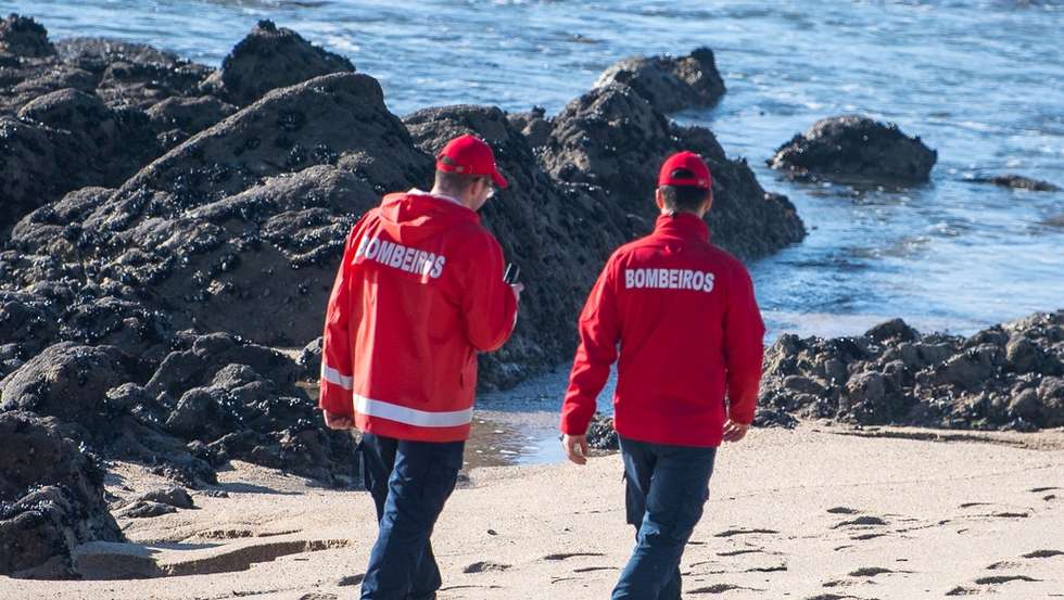 Elementos dos bombeiros, durante as buscas por uma jovem que continua desaparecida após oito jovens, todos militares do Exército em formação na Escola dos Serviço da Póvoa de Varzim, terem sido arrastados hoje por uma onda na Praia da Lagoa, em Póvoa do Varzim, 25 de novembro de 2022. RUI MANUEL FARINHA / LUSA