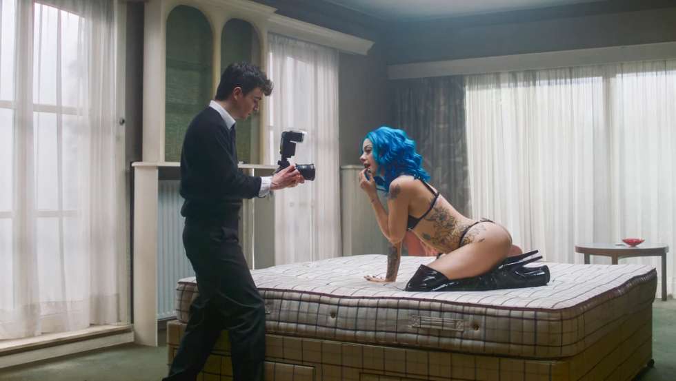 Progenitor e filho mudaram recentemente para uma pequena cidade, e o jovem faz um esforço extra para que ninguém saiba dos filmes pornográficos que ocorrem no seu lar