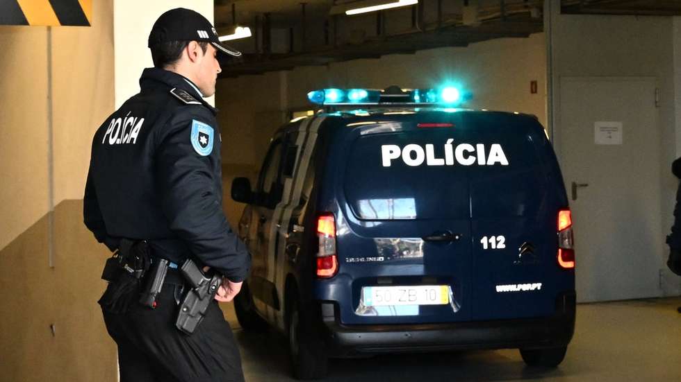 Chegada ao Tribunal de Instrução Criminal (TIC) de veículos celulares da Polícia com alguns de detidos da operação "Pretoriano", no Porto, 02 de fevereiro de 2024. Na passada na quarta-feira, a PSP deteve hoje 12 pessoas, incluindo o líder dos Super Dragões, Fernando Madureira, a sua mulher, Sandra Madureira, vice-presidente da claque, e o oficial de ligação aos adeptos do FC Porto, Fernando Saul, no âmbito de um processo que investiga os incidentes ocorridos durante essa AG. FERNANDO VELUDO/LUSA