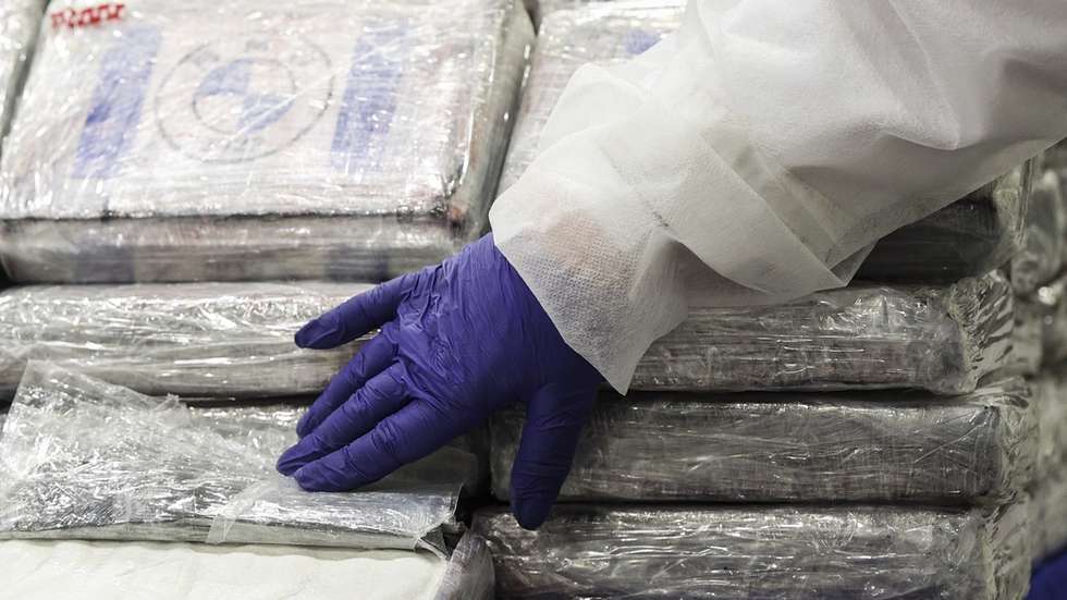 Material apreendido pela Polícia Judiciária (PJ), através da Unidade Nacional de Combate ao tráfico de Estupefacientes, procedeu, nos últimos dias, à apreensão de cerca de cerca de 4,2 toneladas de cocaína com origem na América Latina. A droga em causa, que apresenta um elevado grau de pureza, foi transportada até Portugal por via marítima dissimulada num carregamento de fruta em paletes, mais concretamente de bananas, que entrou em território nacional, através do Porto de Setúbal, nas instalações da Polícia Judiciária em Lisboa, 02 de maio de 2023. FILIPE AMORIM/LUSA