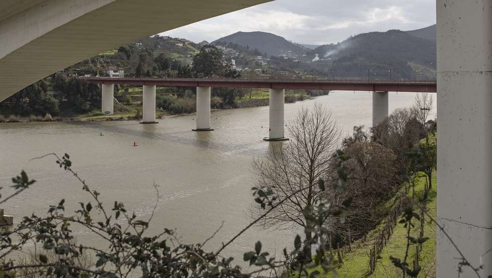 A nova ponte Hintze Ribeiro (à direita)  em Castelo de Paiva, 24 de fevereiro de 2021. Naquela noite fria e chuvosa de 04 de março de 2001 uma ponte ruiu perto de Castelo de Paiva e atirou ao Douro um autocarro com 53 passageiros e três automóveis, com um total de seis viajantes. Ninguém sobreviveu. Vinte anos após a tragédia de Entre-os-Rios, que colocou no mapa pelas piores razões um concelho encravado nos limites dos distritos do Porto, Aveiro e Viseu, ainda sobram expressões de incredulidade pelo que sucedeu. .  (ACOMPANHA TEXTO DO DIA 02 MARÇO 2021)  JOSÉ COELHO/LUSA